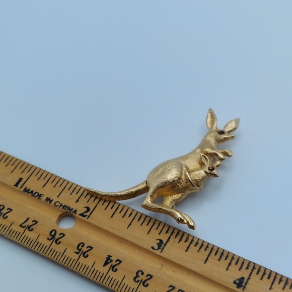 Avon Vintage Kangaroo & Joey, tail is movable! - Picture 8 of 8